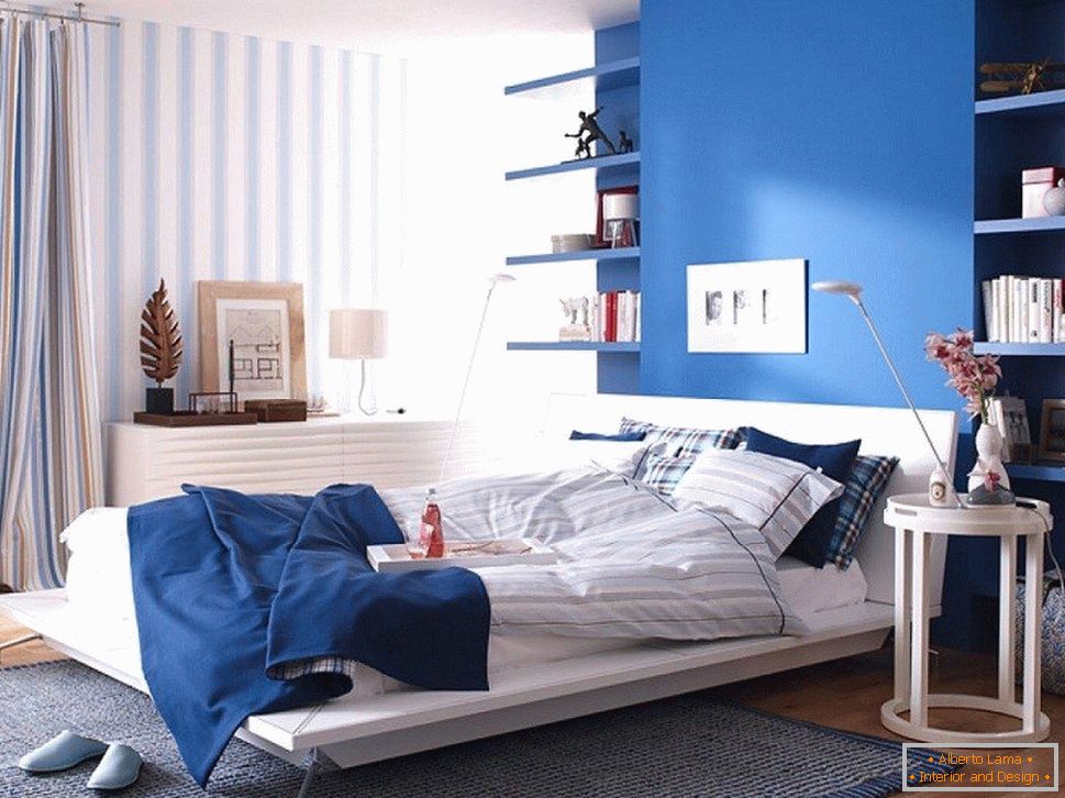 Plavi zid u spavaćoj sobi u kombinaciji s prugastom pozadinom