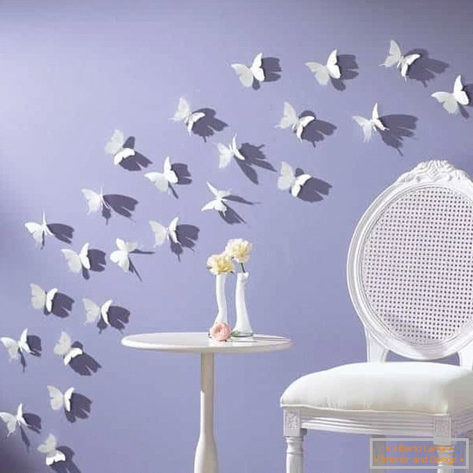 Bijeli leptiri na zidu