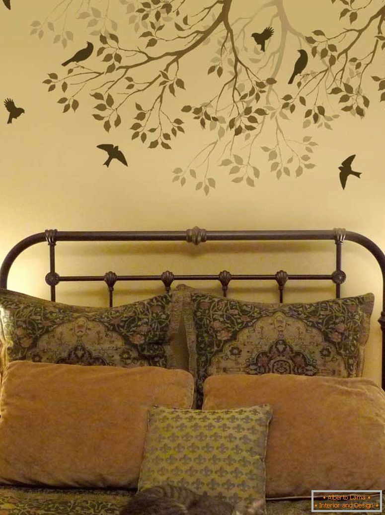 Drvo s pticama iznad kreveta