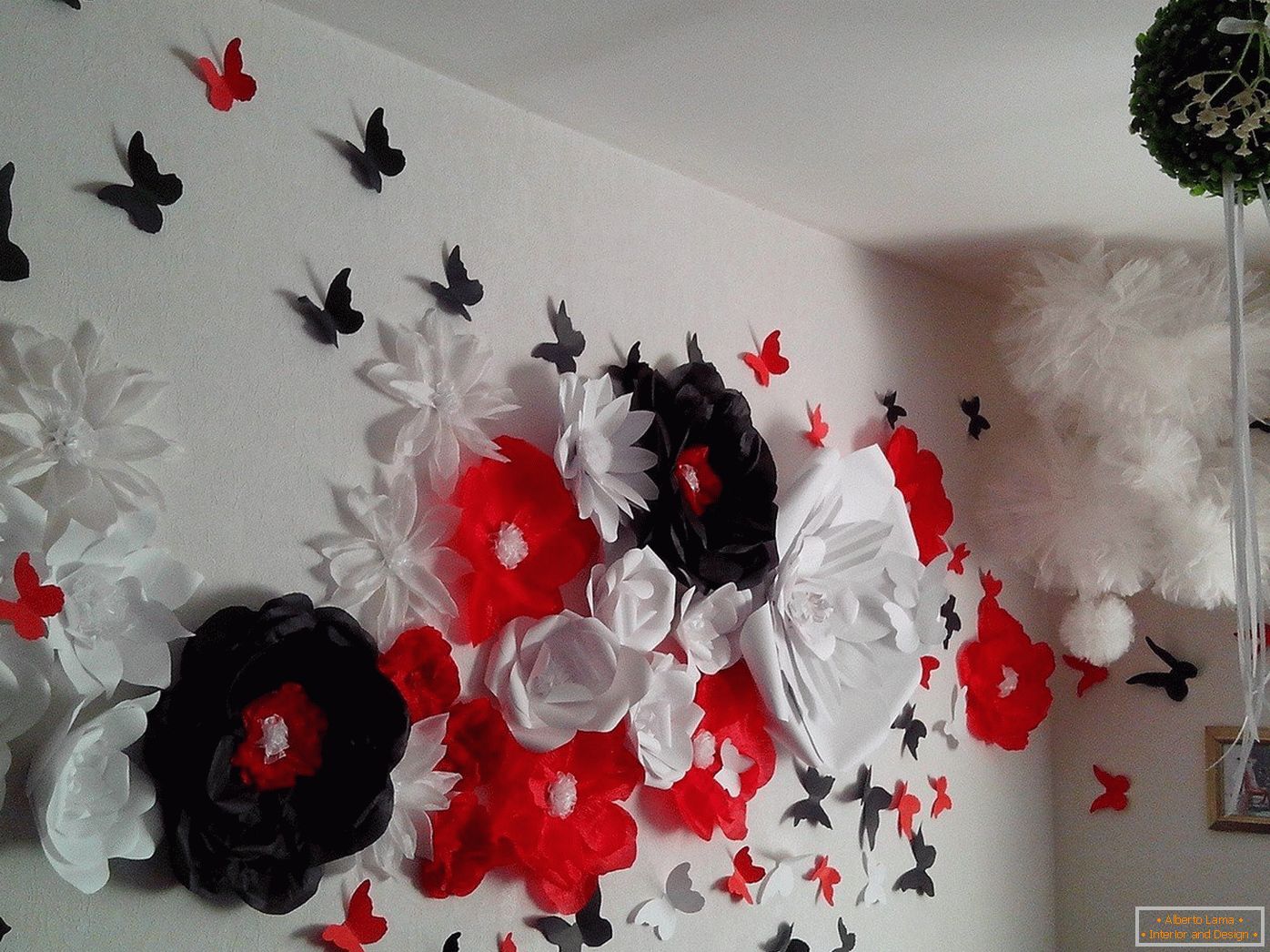 Cvijeće i leptire na zidu