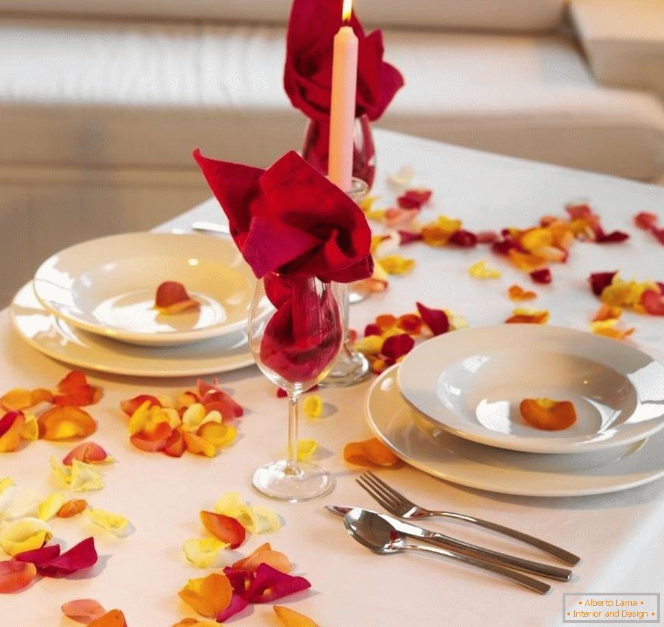 Jednostavno ukrašavanje stola s laticama ruže