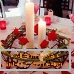 Uređenje stola s svijećama i laticama ruže