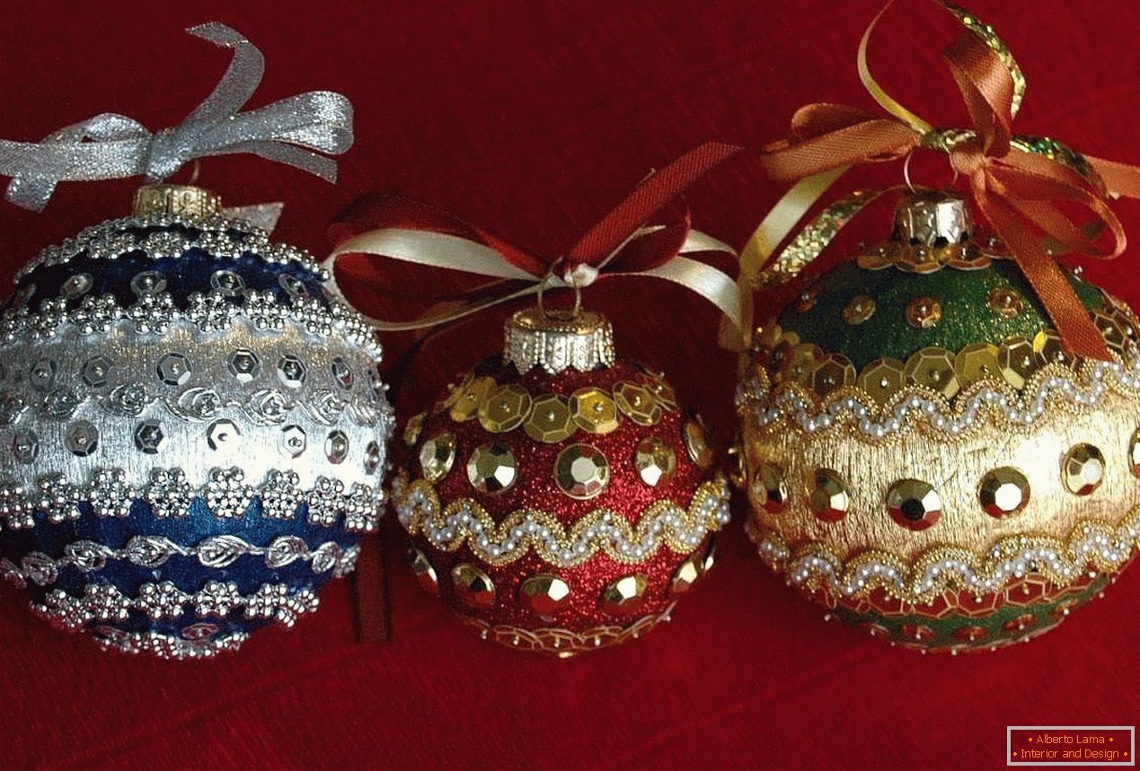 Božićne kuglice ukrašene perlicama