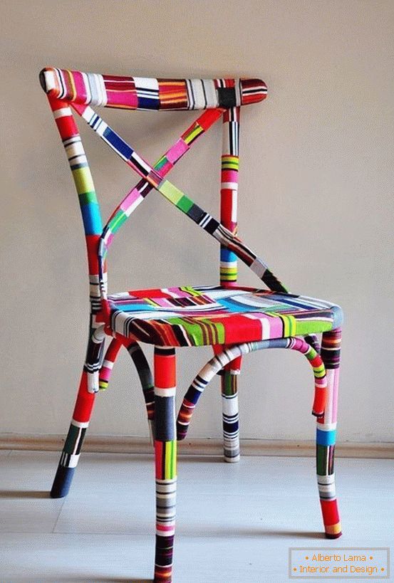 Lijepljenje stolice s naljepnicama u boji