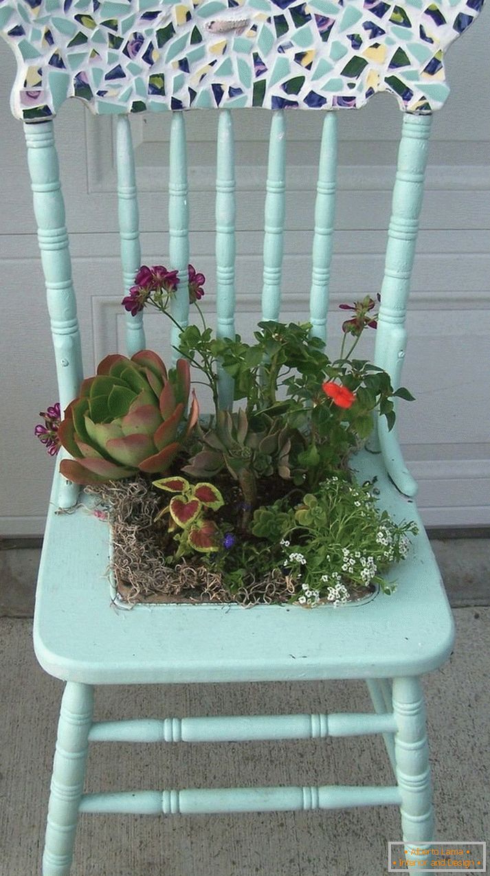 Cvjetni aranžman u sjedalu stolca