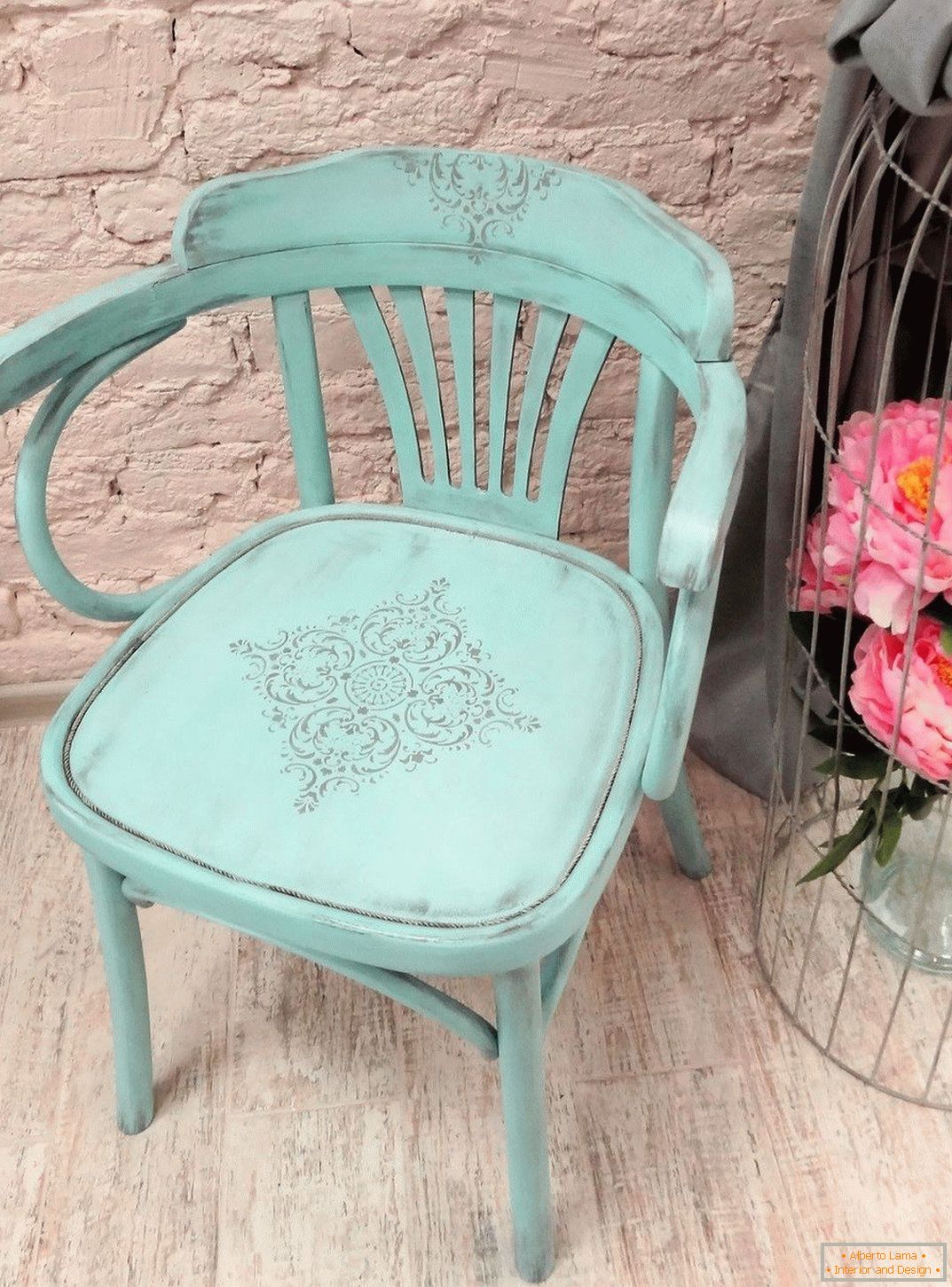 Uređena stolica s matricom i bojom