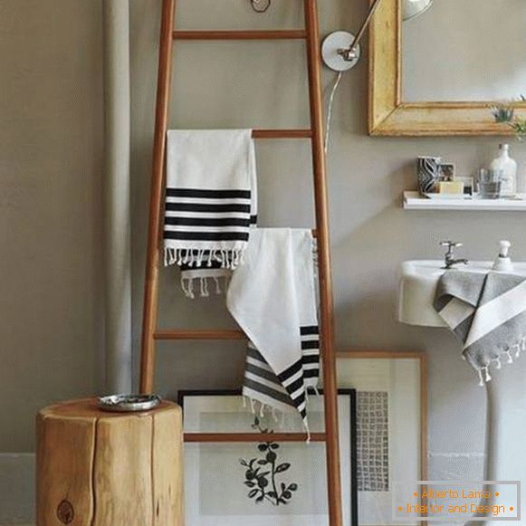 Dekoracija kupaonice - vješalica za ručnike s stepenica