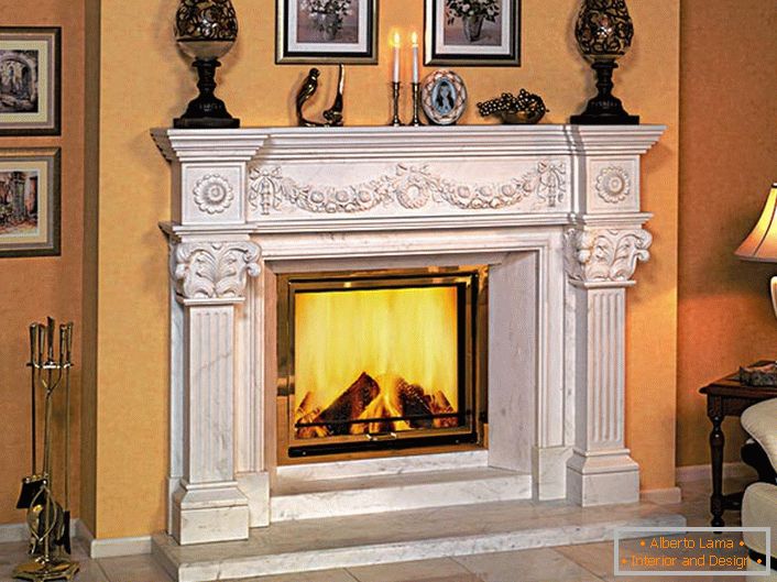 Plinski kamin ukrašen u unutrašnjosti secesijskog stila stvara dojam vatre iz drvenih trupaca. 