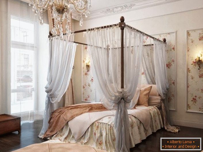 Spavaća soba u baroknom stilu ukrašena je elegantnim, zračnim krovom koji čini ostatak još opuštenijim. 