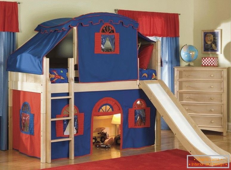 predivne-cool-kid-kreveta-sa-krem-drvene-kat-krevet-šator biti opremljen-crveno-plavo-tkanina-tert-on-the-kreveta-i-svijetlo-smeđe-drvene-ormar-5- ladica-blizini-prozor-također-crveno-fur-tepisi-gore-drvo-kat-s-djecu-b