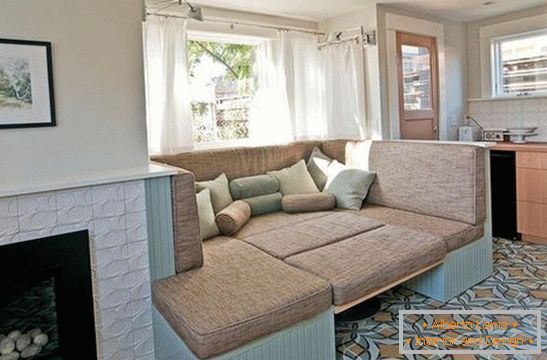 Sofa u kuhinji s krevetom u razvijenom obliku