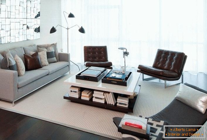 Sofa u visokotehnološkom stilu uvijek ima jasne geometrijske obrise. Kao dekor, mi uglavnom koristimo četvrtaste jastuke jednake veličine.