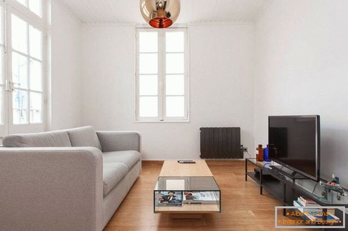 Mali kauč u visokotehnološkom stilu pogodan je i za uređenje interijera u stilu minimalizma ili umjetničkog dekora.