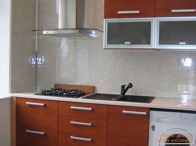 Unutarnje uređenje jednog jednosobnog apartmana Hruščov - kuhinja u stilu minimalizma