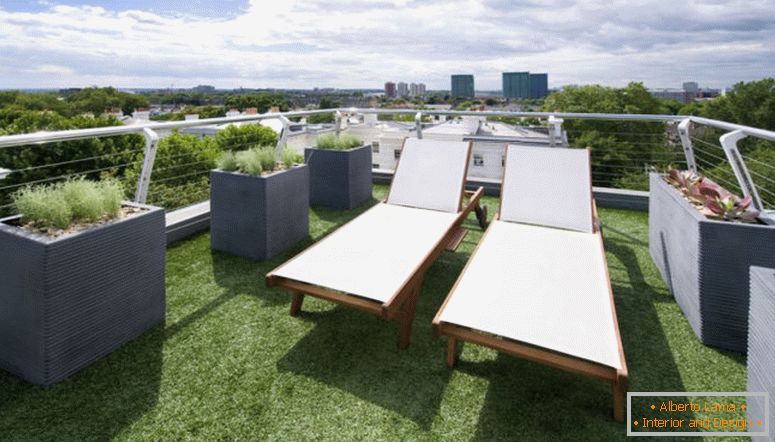 dvije lounge stolice-u-krovu-top-balkon-sa-zelenim-trava-katu