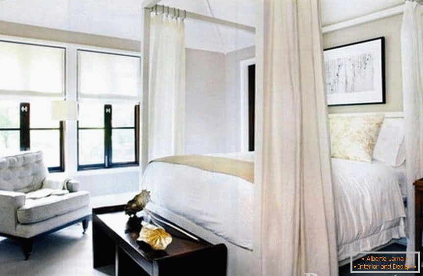 Klasična bijela spavaća soba s krevetom na krovu