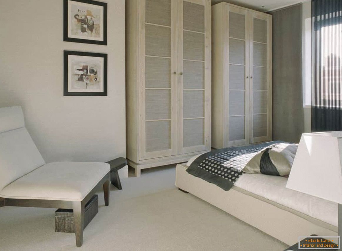 Klasična bijela spavaća soba s udobnim ormarima