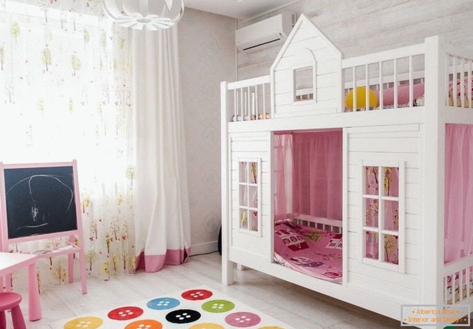 Krevetna kuća u sobi za djevojčice