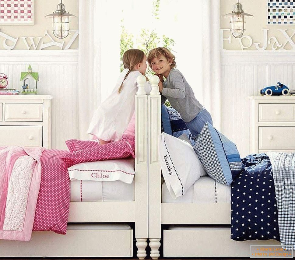 Zajednička glava kreveta u dječjoj sobi za dvoje djece suprotnog spola