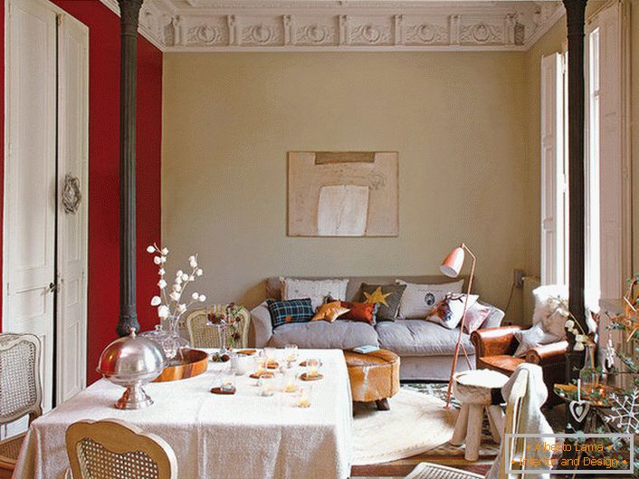 Elegantan dnevni boravak u stilu eklektičnosti ukrašen slatkim jastucima. Za novogodišnji ukras sobe, vlasnik kuće izabrao je zanimljivu smreku s elegantnim ornamentima.