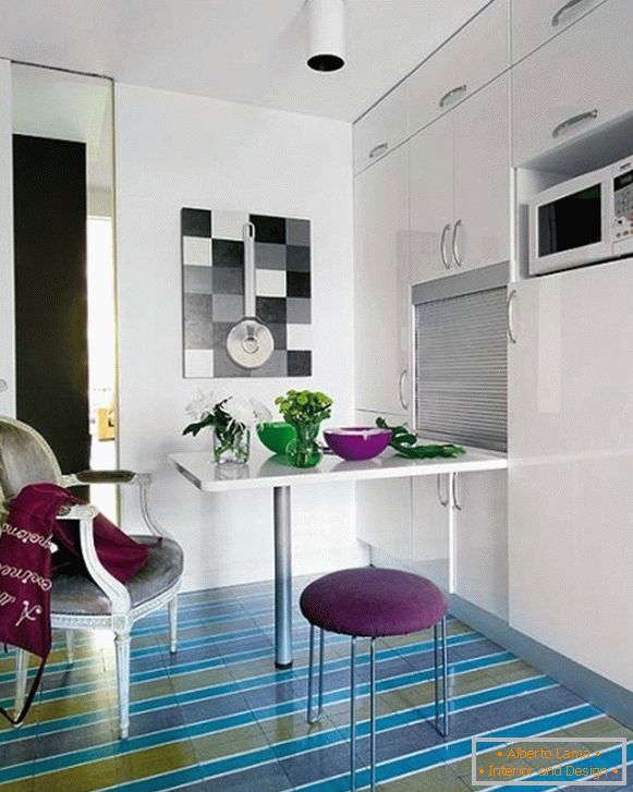Jednostavan dizajn male kuhinje u modernom apartmanu