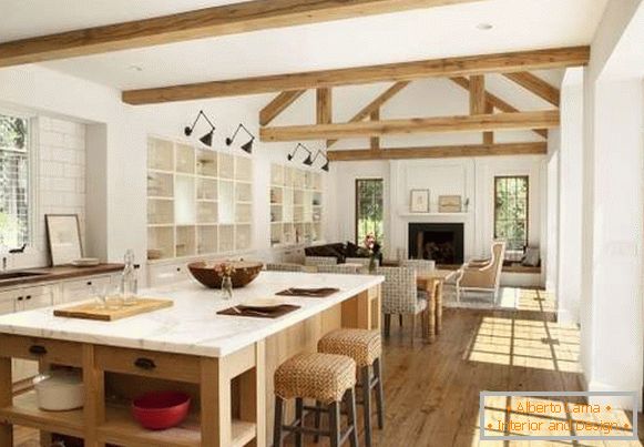 Dizajn interijera seoskog doma - fotografija kombinirane kuhinje s dnevnim boravkom