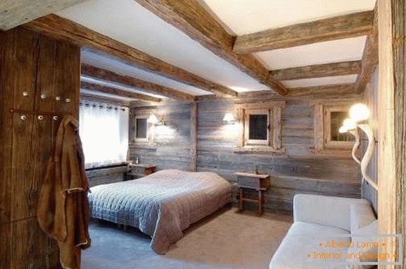 Unutrašnjost spavaće sobe u seoskom domu u stilu planinske kuće