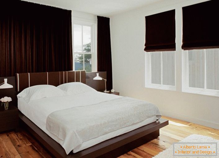 Spavaća soba wenge ne voli ekscesi, tako da dekorativni elementi trebaju biti minimalni. 