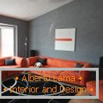 Narančasti namještaj u sivoj sobi