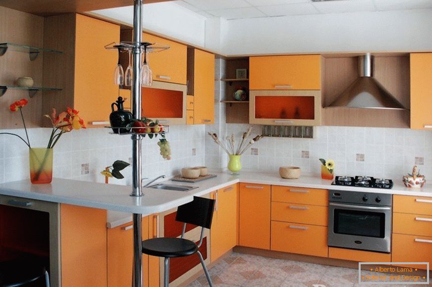 Narančasti namještaj u kuhinji