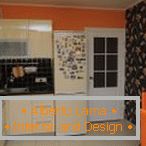 Narančasti interijer kuhinje