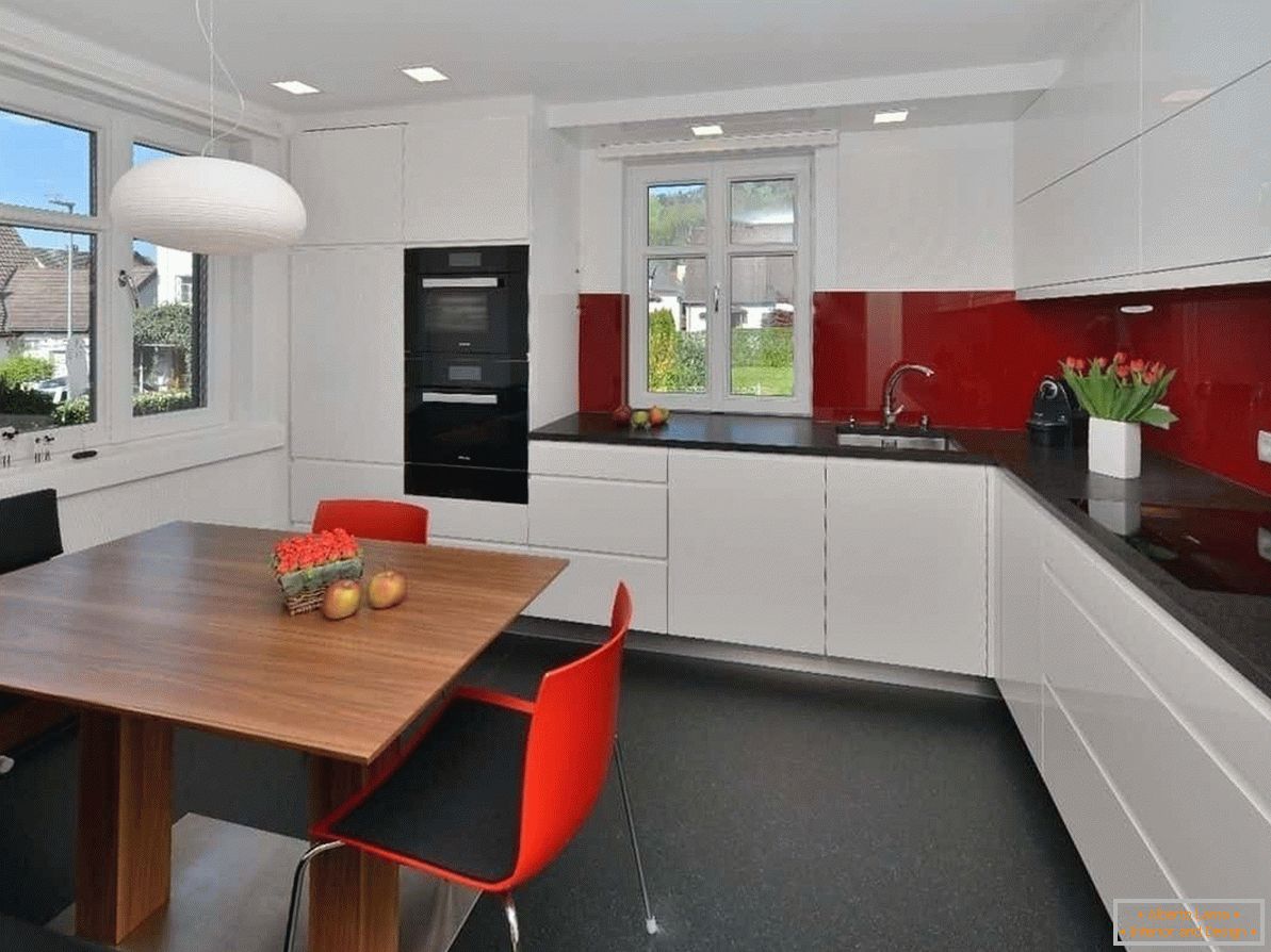 Bijeli matni strop će proširiti prostor male kuhinje u visokotehnološkom stilu
