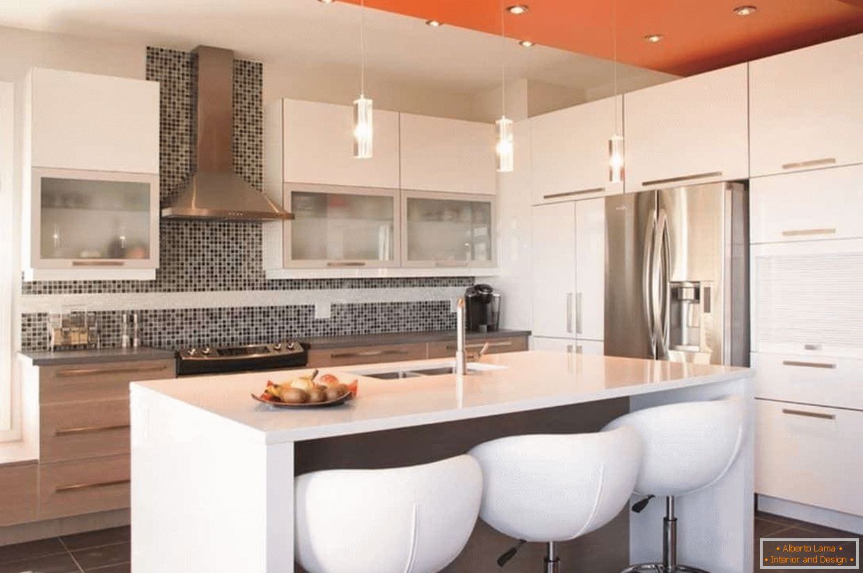 Kombinacija boja na stropu u unutrašnjosti kuhinje u stilu high-tech