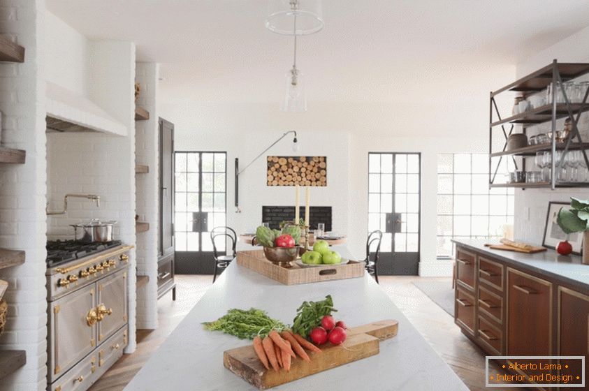 Prekrasan dizajn interijera kuhinje u bijelim tonovima