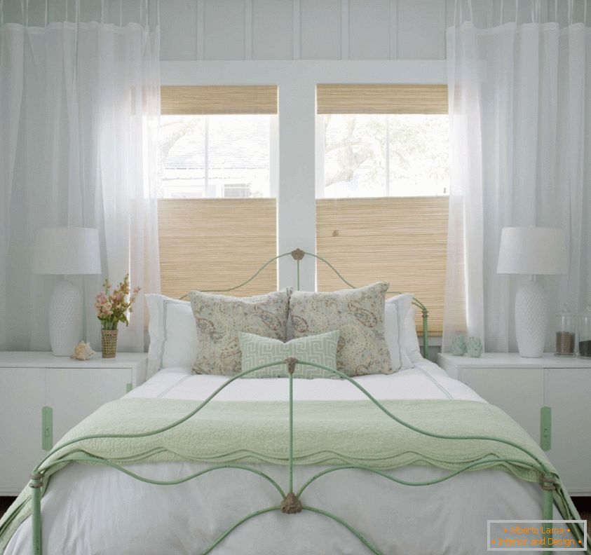 Osjetljiva bijela spavaća soba u stilu Provence