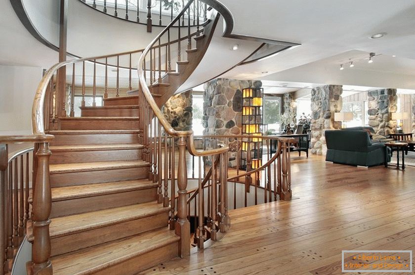 Jednostavno klasično stubište u velikoj kući