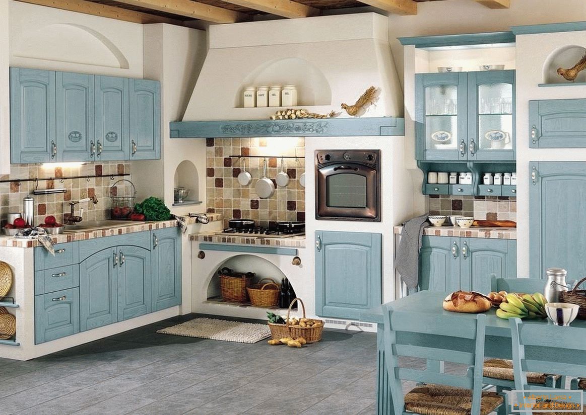 Plave fasade u bijeloj kuhinji