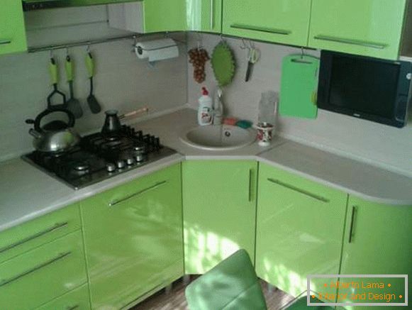 Interijer zelene kuhinje u dizajnu malog stana od 30 m2