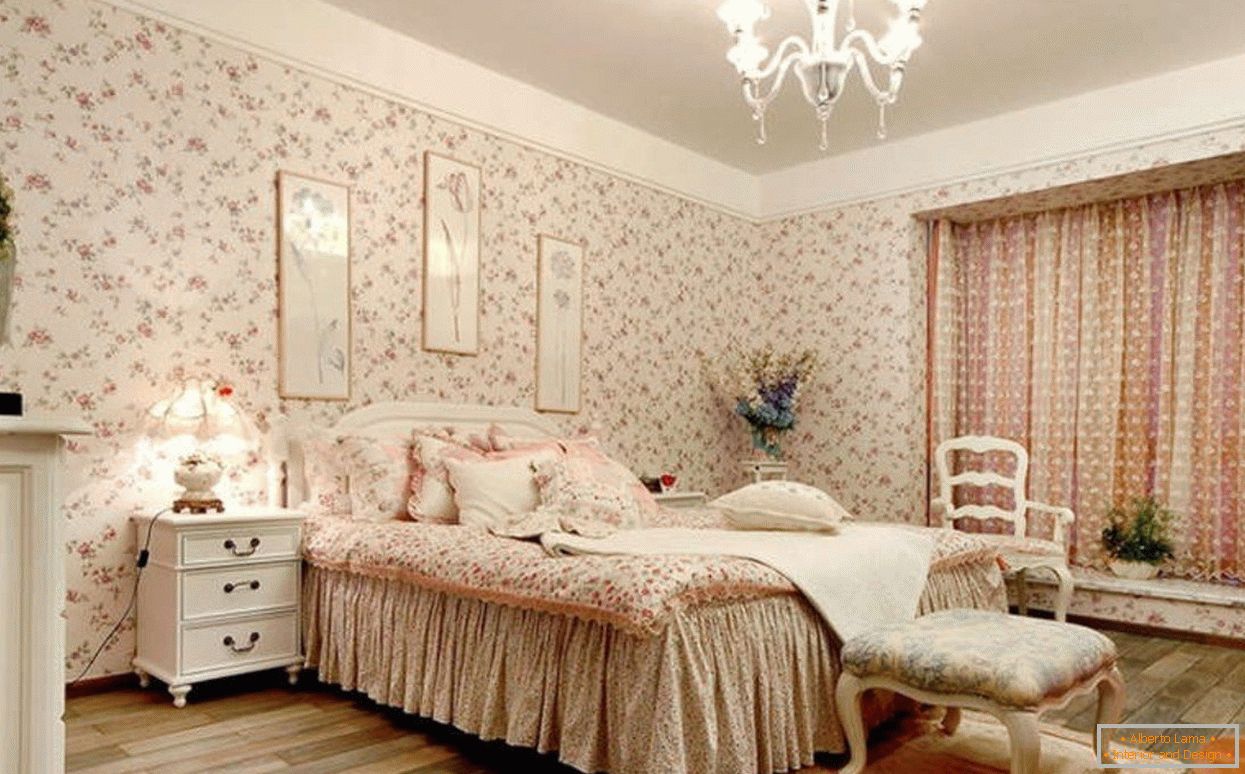 Spavaća soba u stilu Provence sa tapetama