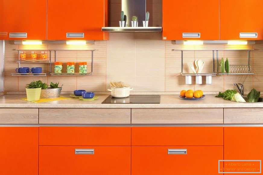 Uređenje narančaste kuhinje u stanu