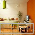 Narančasti zid u modernoj kuhinji