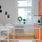 Bijela s narančastom bojom u kuhinji