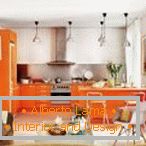 Kuhinja i dnevni boravak u narančastim tonovima