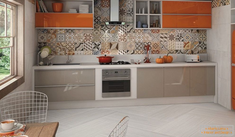 Sivo-narančasti namještaj u svijetlom kuhinjskom interijeru