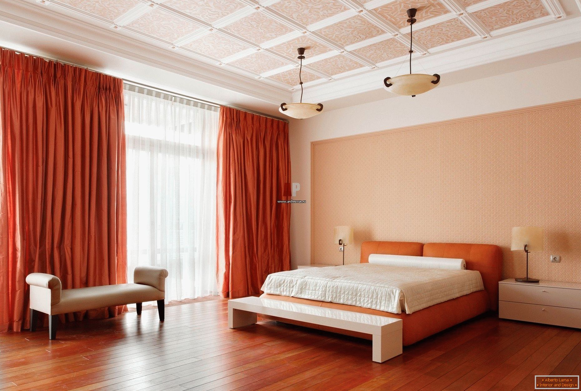 Narančaste zavjese i krevet u spavaćoj sobi