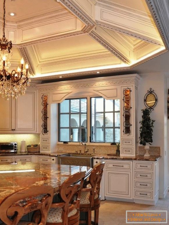 Luksuzni strop u klasičnoj kuhinji