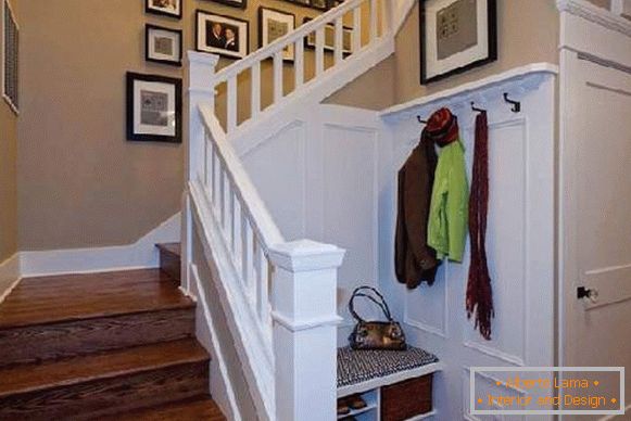 hodnik u kući s profiliranom stepenicom, fotografija 37