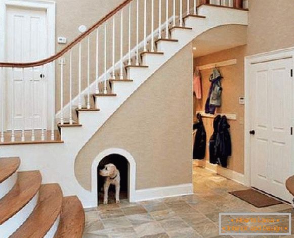 hodnik u kući s profiliranom stepenicom, fotografija 38