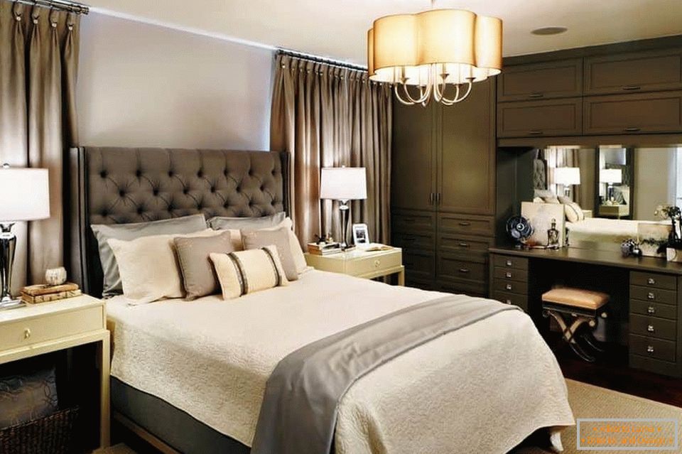 Moderna spavaća soba od 4 do 4 metra sa zidnim ormarićem i stolom