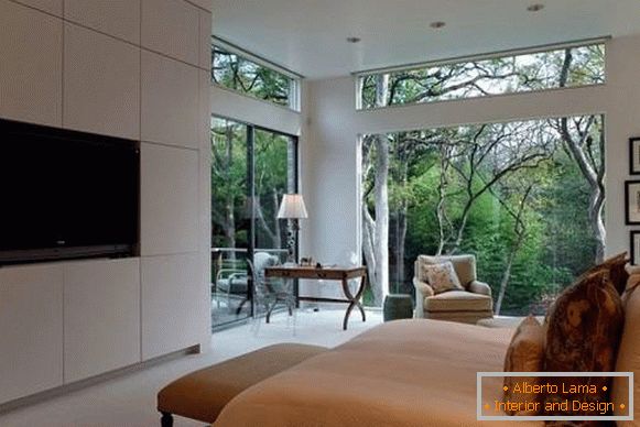 Eco-friendly stil spavaće sobe s velikim prozorima